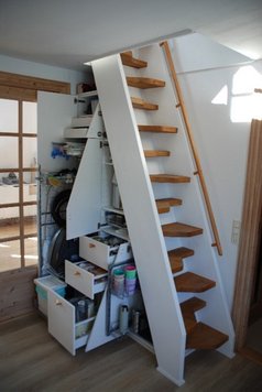 Pladsoptimering i køkken med trappe til hems